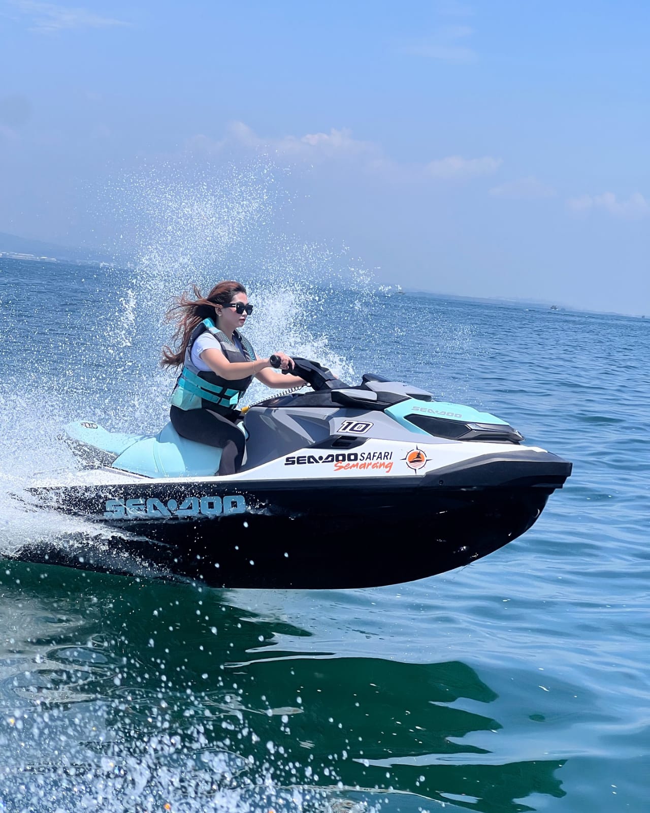 Bergaya dengan wahana jet ski. Setir sendiri dan diliput oleh drone, seperti adegan dalam film.