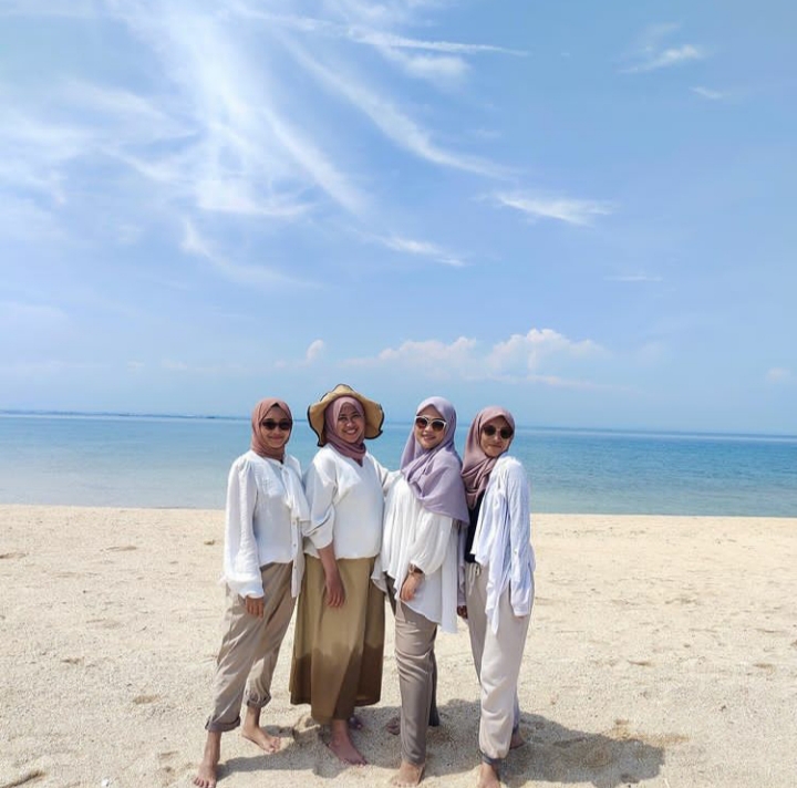 Pasir putih pulau ekor Gili Ketapang. Tempat selfie dan fotografi yang indah. Tahukah kamu? Pasir putih adalah kotoran ikan kakatua yang terkumpul selama bertahun-tahun.