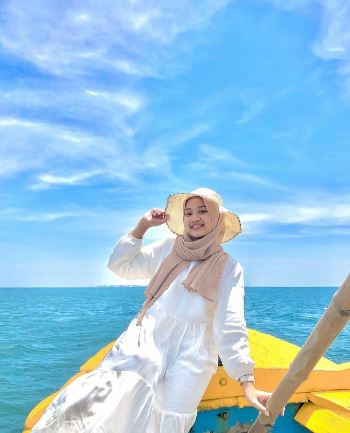 Ber-selfie di atas perahu menuju Pulau indah Gili Ketapang. Snorkeling dengan fasilitas lengkap.