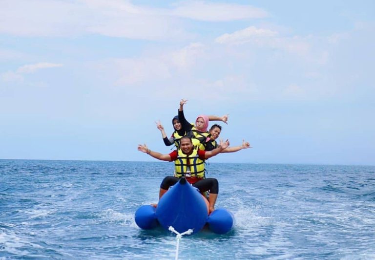 Bersama keluarga berselancar dengan banana boat, yang ditarik speedboat berkecepatan tinggi, fasilitas lengkap!