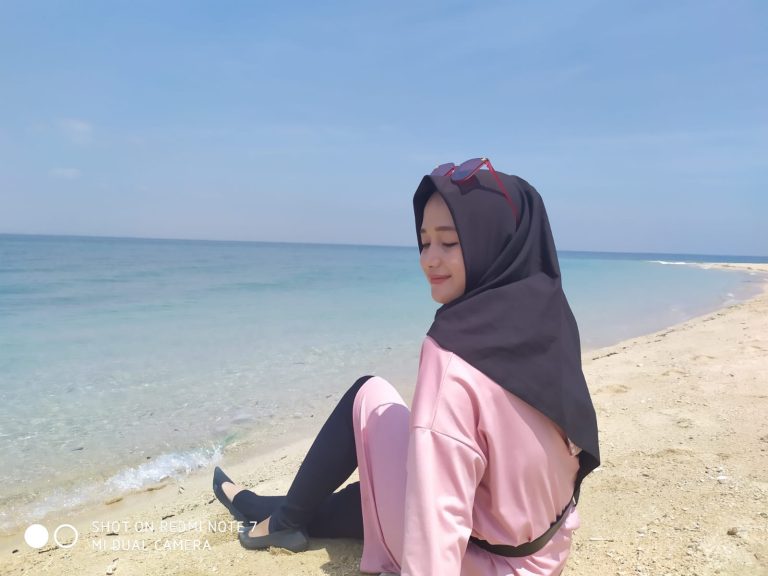 Pasir putih memang tidak membuat pakaian jadi kotor. Mau rebahan di pasir juga gk bakalan kotor. 