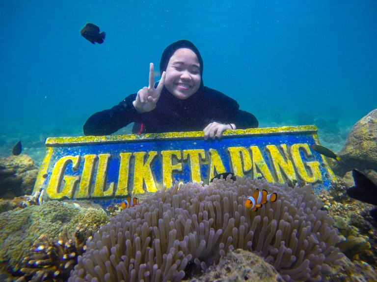 Snorkeling hanya Rp.100.000,- dapat makan, Foto under water pakai kamera gopro memang beda. Tuh.. si nemo melirik ke kamera dengan imutnya.
