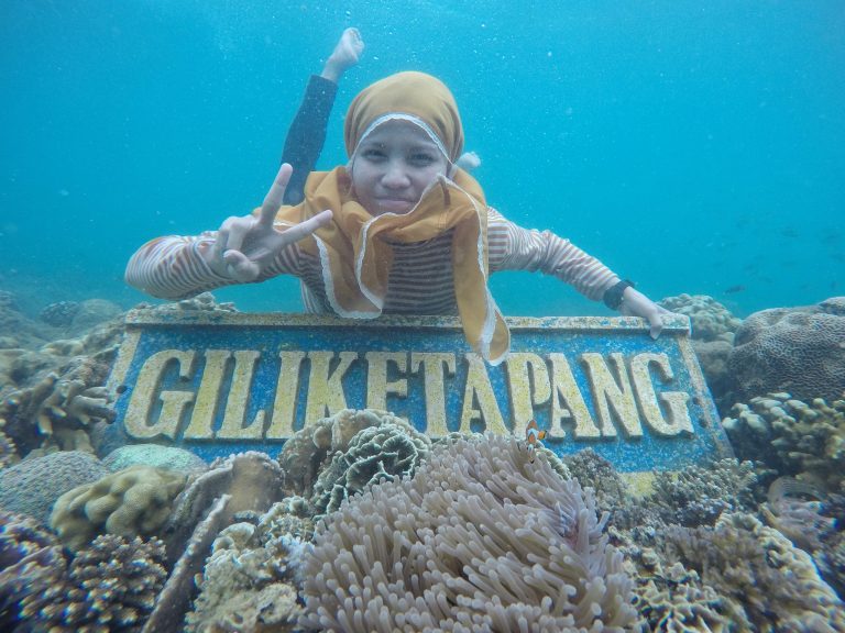 Peace! Salam dua jari dari terembu karang Gili Ketapang. Jaga kebersihan dan jangan rusak terumbu karang ya!