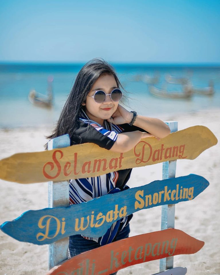 Berfoto di depan Rest Area Gili Ketapang Snorkeling... pas di tepi pantai. Pasir putih yang bersih enak dibuat bergulung-gulung. Sebentar lagi Snorkeling...